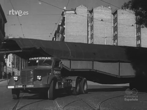 El cami&oacute; que transportava la balena