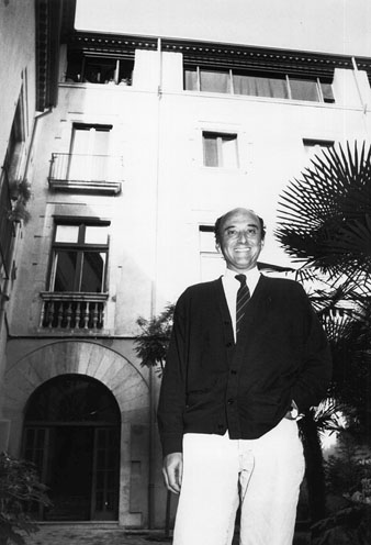 Joan Llu&iacute;s Frigola al pati de la Casa Agullana. 1990