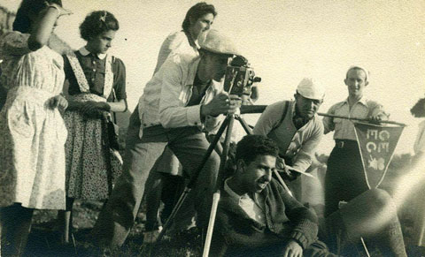 Rodatge a Sant Mart&iacute; Sacalm durant el X aplec popular del GEiEG. Grup de gent mirant el rodatge de l'aplec. Antoni Var&eacute;s a la c�mera. 23 de maig 1943