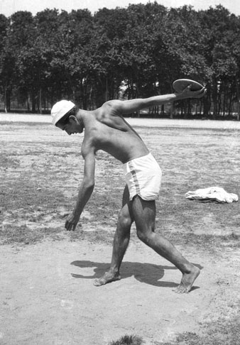 Fernando Var&eacute;s Martinell llan&ccedil;ant el disc. Camp d'Esports de la Devesa. 1935