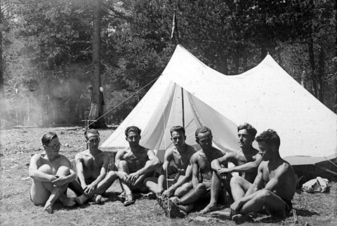 Excursi&oacute; del GEiEG a Aig&uuml;estortes. Acampada amb tendes a prop de l'estany de Sant Maurici. Retrat d'un grup d'homes davant una tenda. 1930-1935