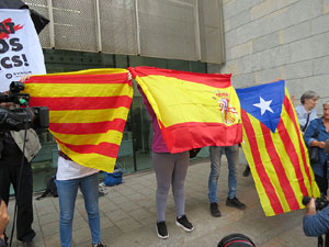 Concentraci&oacute; de rebuig de la sent&egrave;ncia davant la seu de la Generalitat a Girona