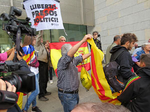 Concentraci&oacute; de rebuig de la sent&egrave;ncia davant la seu de la Generalitat a Girona