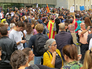 Concentraci&oacute; de rebuig de la sent&egrave;ncia davant la seu de la Generalitat a Girona