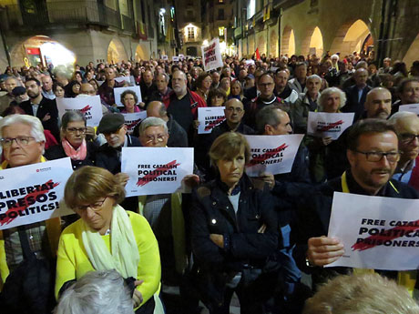 Concentraci&oacute; per la llibertat dels presos pol&iacute;tics a la pla&ccedil;a del Vi