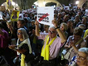 Concentraci&oacute; a la pla&ccedil;a del Vi per la independ&egrave;ncia i la llibertat dels presos pol&iacute;tics