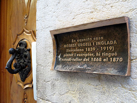 Placa identificativa de la casa del carrer de la For&ccedil;a de Girona on Urgell va tenir el seu estudi de 1868 a 1870