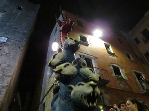 Fires 2019. La Drakofarra, descens del Beatusaure i del petit Drac Major per les escales de la Catedral de Girona