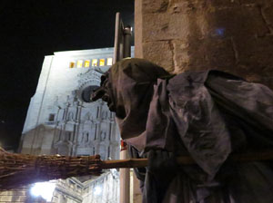 Fires 2019. La Drakofarra, descens del Beatusaure i del petit Drac Major per les escales de la Catedral de Girona
