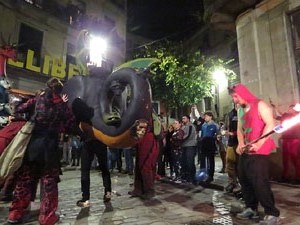 Fires 2019. La Drakofarra, descens del Beatusaure i del petit Drac Major per les escales de la Catedral de Girona