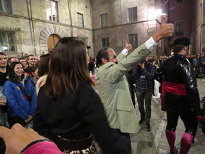 Fires 2019. La Drakofarra, descens del Beatusaure i del petit Drac Major per les escales de la Catedral de Girona
