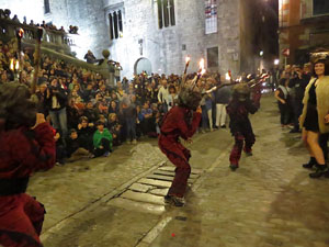 Fires 2019. La Drakofarra, descens del Beatusaure i del petit Drac Major per les escales de la Catedral de Girona
