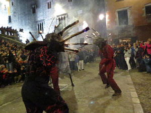 Fires 2019. La Drakofarra, descens del Beatusaure i del petit Drac Major per les escales de la Catedral de Girona
