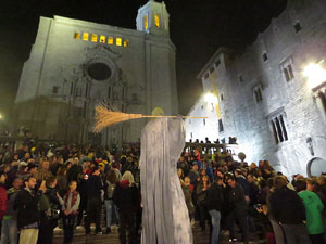 Fires 2019. La Drakofarra, descens del Beatusaure i del petit Drac Major per les escales de la Catedral de Girona
