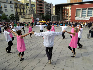 Fires 2019. 79&egrave; concurs de Colles Sardanistes amb la cobla Ciutat de Girona a la pla&ccedil;a de Francesc Calvet i Rubalcaba