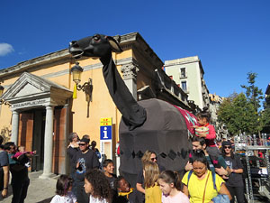 Fires 2019. Passejada de Fires de la Mula Baba i representaci&oacute; de titelles