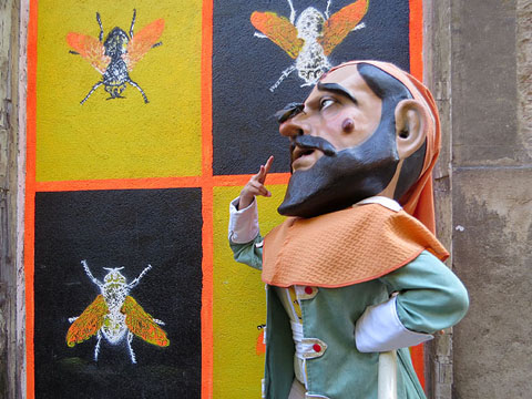 El capgr&ograve;s l'Esquivamosques davant mosques pintades a la pujada de Sant Feliu