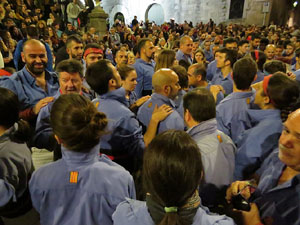 Fires 2019. Pujada d'un pilar per les escales de la Catedral, a c&agrave;rrec dels Marrecs de Salt