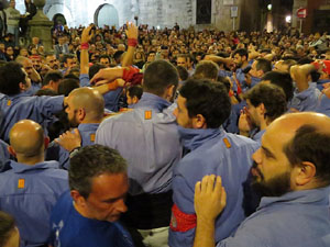 Fires 2019. Pujada d'un pilar per les escales de la Catedral, a c&agrave;rrec dels Marrecs de Salt