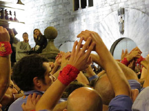 Fires 2019. Pujada d'un pilar per les escales de la Catedral, a c&agrave;rrec dels Marrecs de Salt