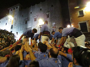 Fires 2019. Pujada d'un pilar per les escales de la Catedral, a c&agrave;rrec dels Marrecs de Salt