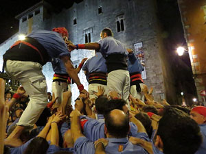 Fires 2019. Pujada d'un pilar per les escales de la Catedral, a c&agrave;rrec dels Marrecs de Salt