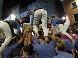 Fires 2019. Pujada d'un pilar per les escales de la Catedral, a c&agrave;rrec dels Marrecs de Salt