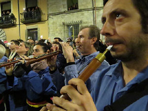 Fires 2019. Pujada d'un pilar per les escales de la Catedral, a c&agrave;rrec dels Marrecs de Salt