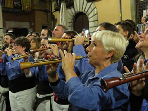 Fires 2019. Pujada d'un pilar per les escales de la Catedral, a c&agrave;rrec dels Marrecs de Salt