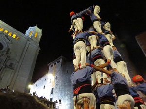 Fires 2019. Pujada d'un pilar per les escales de la Catedral, a c&agrave;rrec dels Marrecs de Salt
