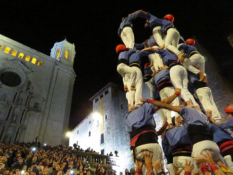 Fires 2019. Pujada d'un pilar per les escales de la Catedral, a c&agrave;rrec dels Marrecs de Salt