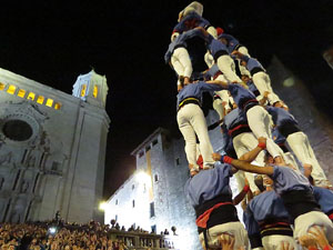 Fires 2019. Pujada d'un pilar per les escales de la Catedral, a c&agrave;rrec dels Marrecs de Salt