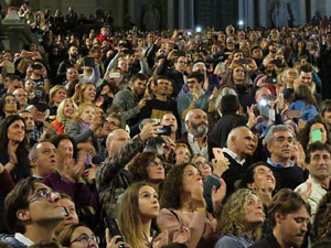 Fires 2019. Pujada d'un pilar per les escales de la Catedral, a c&agrave;rrec dels Marrecs de Salt