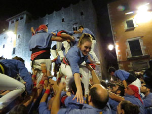 Fires 2019. Pujada d'un pilar per les escales de la Catedral, a c&agrave;rrec dels Marrecs de Salt