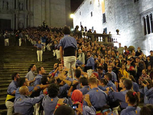 Fires 2019. Pujada d'un pilar per les escales de la Catedral, a c&agrave;rrec dels Marrecs de Salt
