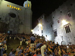 Fires 2019. Pujada d'un pilar per les escales de la Catedral, a c&agrave;rrec dels Marrecs de Salt