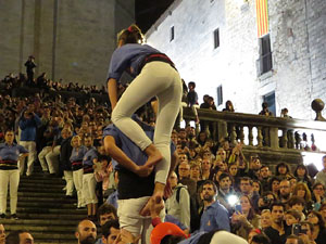 Fires 2019. Pujada d'un pilar per les escales de la Catedral, a c&agrave;rrec dels Marrecs de Salt