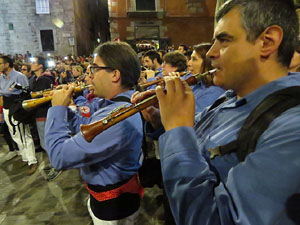 Fires 2019. Pujada d'un pilar per les escales de la Catedral, a c&agrave;rrec dels Marrecs de Salt