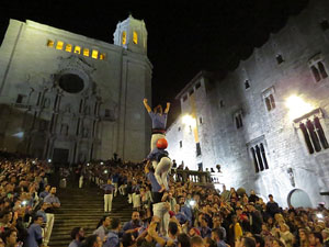 Fires 2019. Pujada d'un pilar per les escales de la Catedral, a c&agrave;rrec dels Marrecs de Salt