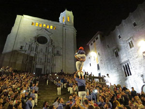 Fires 2019. Pujada d'un pilar per les escales de la Catedral, a c&agrave;rrec dels Marrecs de Salt
