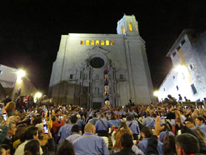 Fires 2019. Pujada d'un pilar per les escales de la Catedral, a c&agrave;rrec dels Marrecs de Salt