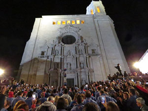 Fires 2019. Pujada d'un pilar per les escales de la Catedral, a c&agrave;rrec dels Marrecs de Salt