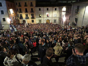Fires 2019. Pujada d'un pilar per les escales de la Catedral, a c&agrave;rrec dels Marrecs de Salt