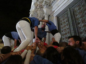 Fires 2019. Pujada d'un pilar per les escales de la Catedral, a c&agrave;rrec dels Marrecs de Salt