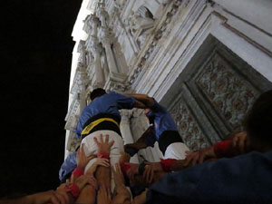 Fires 2019. Pujada d'un pilar per les escales de la Catedral, a c&agrave;rrec dels Marrecs de Salt