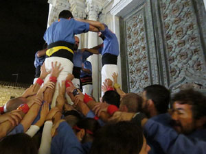Fires 2019. Pujada d'un pilar per les escales de la Catedral, a c&agrave;rrec dels Marrecs de Salt