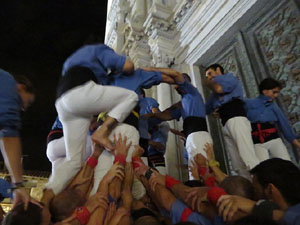 Fires 2019. Pujada d'un pilar per les escales de la Catedral, a c&agrave;rrec dels Marrecs de Salt