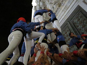 Fires 2019. Pujada d'un pilar per les escales de la Catedral, a c&agrave;rrec dels Marrecs de Salt