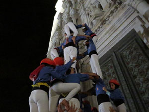 Fires 2019. Pujada d'un pilar per les escales de la Catedral, a c&agrave;rrec dels Marrecs de Salt