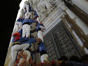 Fires 2019. Pujada d'un pilar per les escales de la Catedral, a c&agrave;rrec dels Marrecs de Salt
